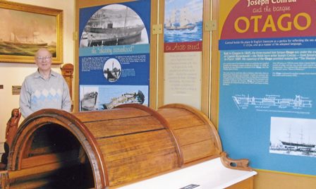 Alan Glover and the Otago artefacts in Hobart, 2008